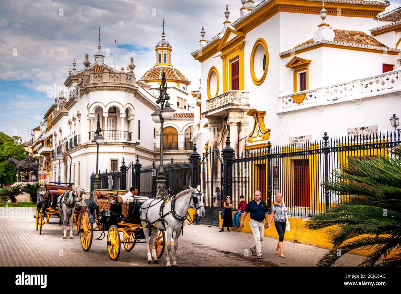 SIVIGLIA, SPAGNA - Marzo circa, 2020. Plaza de Toros de la Maestranza, dal Steet, fuori, a Siviglia. Carrozza trainata da cavalli di fronte al cancello. Foto Stock