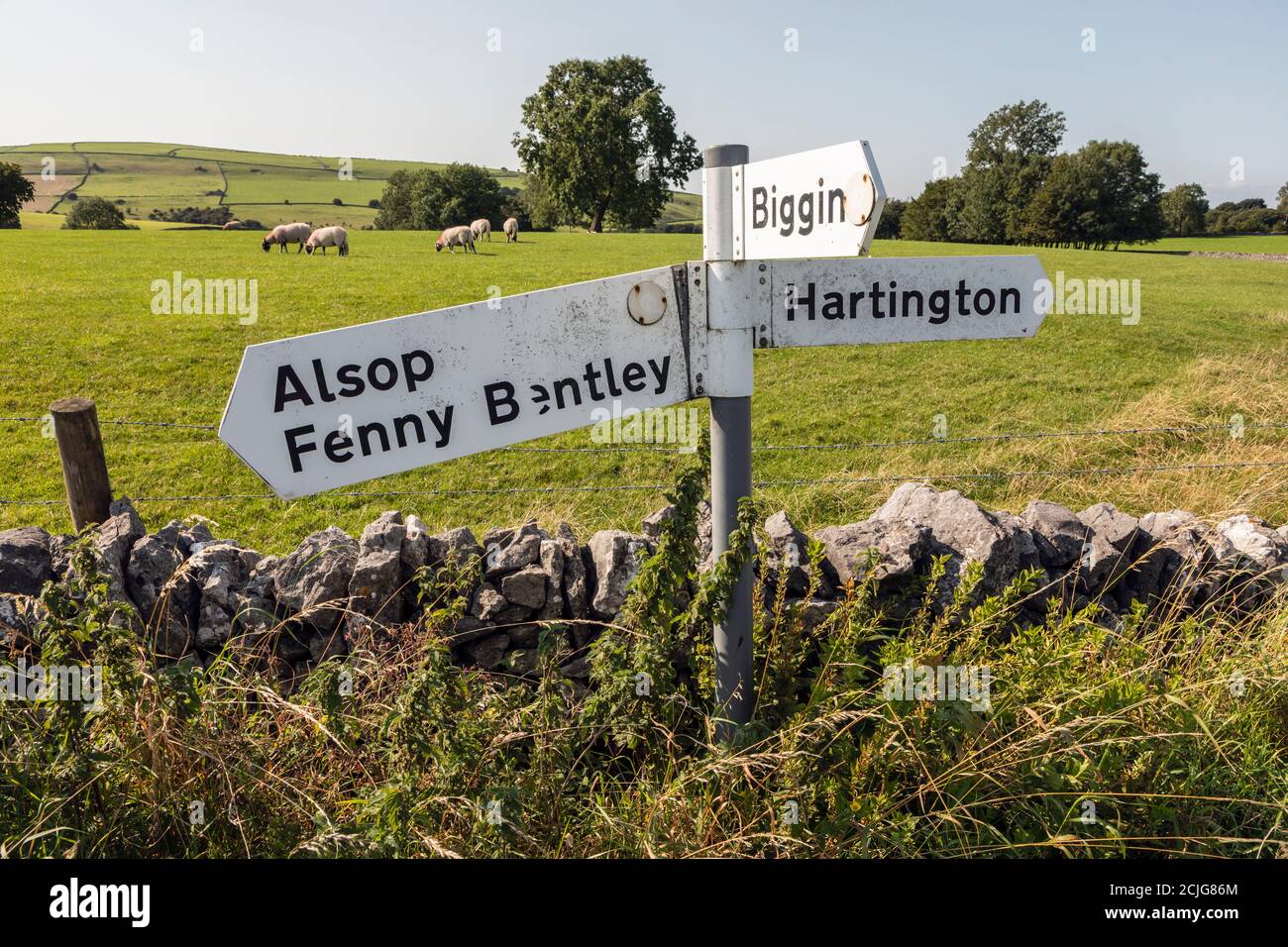 Cartello stradale in corrispondenza di un incrocio vicino a Biggin nel Peak District National Park, Derbyshire Foto Stock