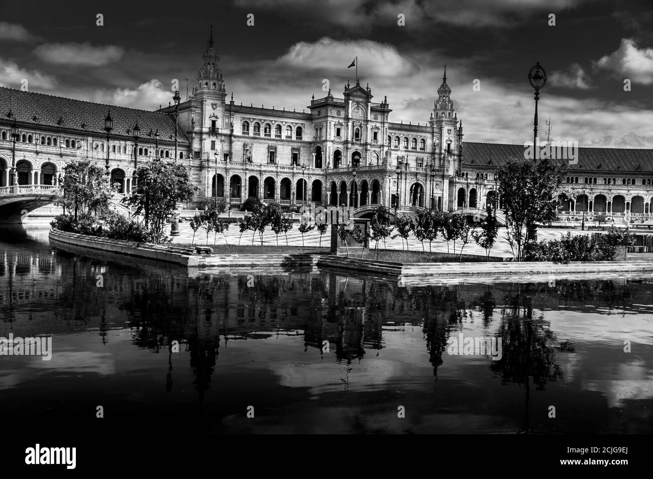 SIVIGLIA, SPAGNA - GIUGNO circa, 2020. Grandangolo Panorama della Piazza di Spagna Plaza de Espana a Siviglia, con ponti sul canale, lago, fontana, a. Foto Stock SIVIGLIA, SPAGNA - GIUGNO circa, 2020. Grandangolo Panorama della Piazza di Spagna Plaza de Espana a Siviglia, con ponti sul canale, lago, fontana, a. Foto Stock