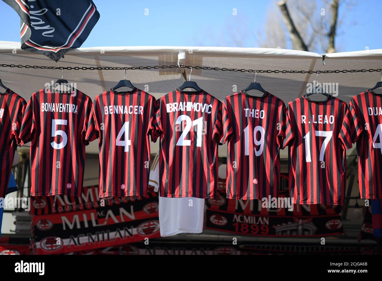 Calcio Calcio - Serie A - AC Milan v Sampdoria - San Siro, Milano, Italia -  6 gennaio 2020 Vista generale della replica della maglia Zlatan Ibrahimovic  dell'AC Milan in vendita insieme