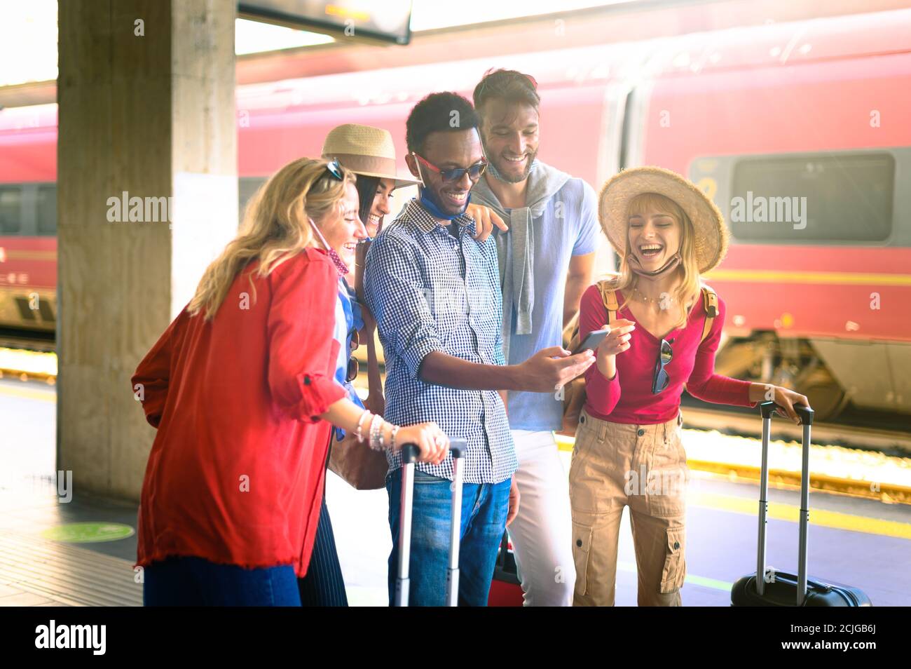 Gli amici acquistano prenotazioni online alla metropolitana - i giovani che usano il telefono cellulare anche prendere un selfie - Viaggi, stile di vita giovanile, vacanze e wanderlust c Foto Stock