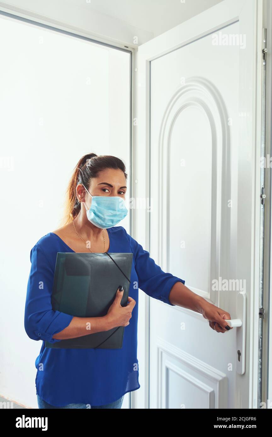 Donna latina, di mezza età che si prepara a lavorare nella nuova normalità, Foto Stock