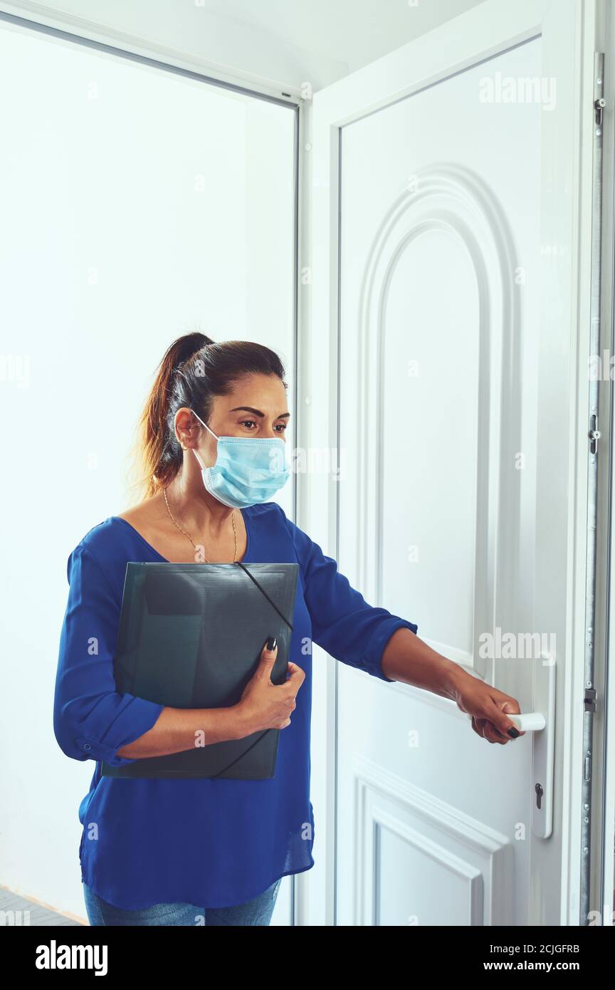 Donna latina, di mezza età che si prepara a lavorare nella nuova normalità, Foto Stock