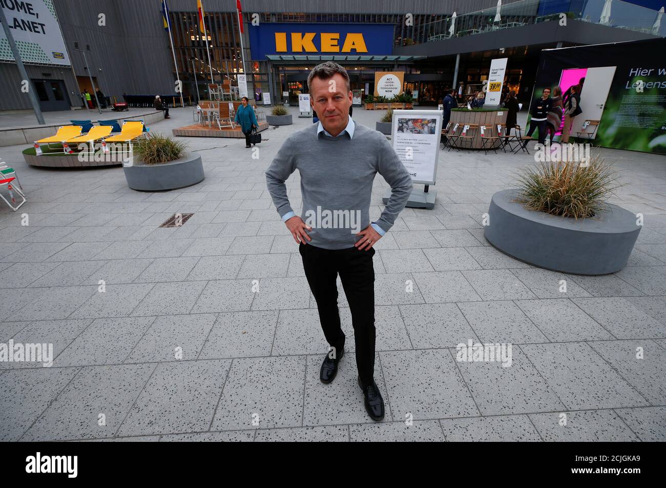 Jesper Brodin, amministratore delegato del gruppo INGKA, che possiede la  maggior parte dei negozi del gruppo di mobili più grande del mondo IKEA, si  trova di fronte a un negozio IKEA a