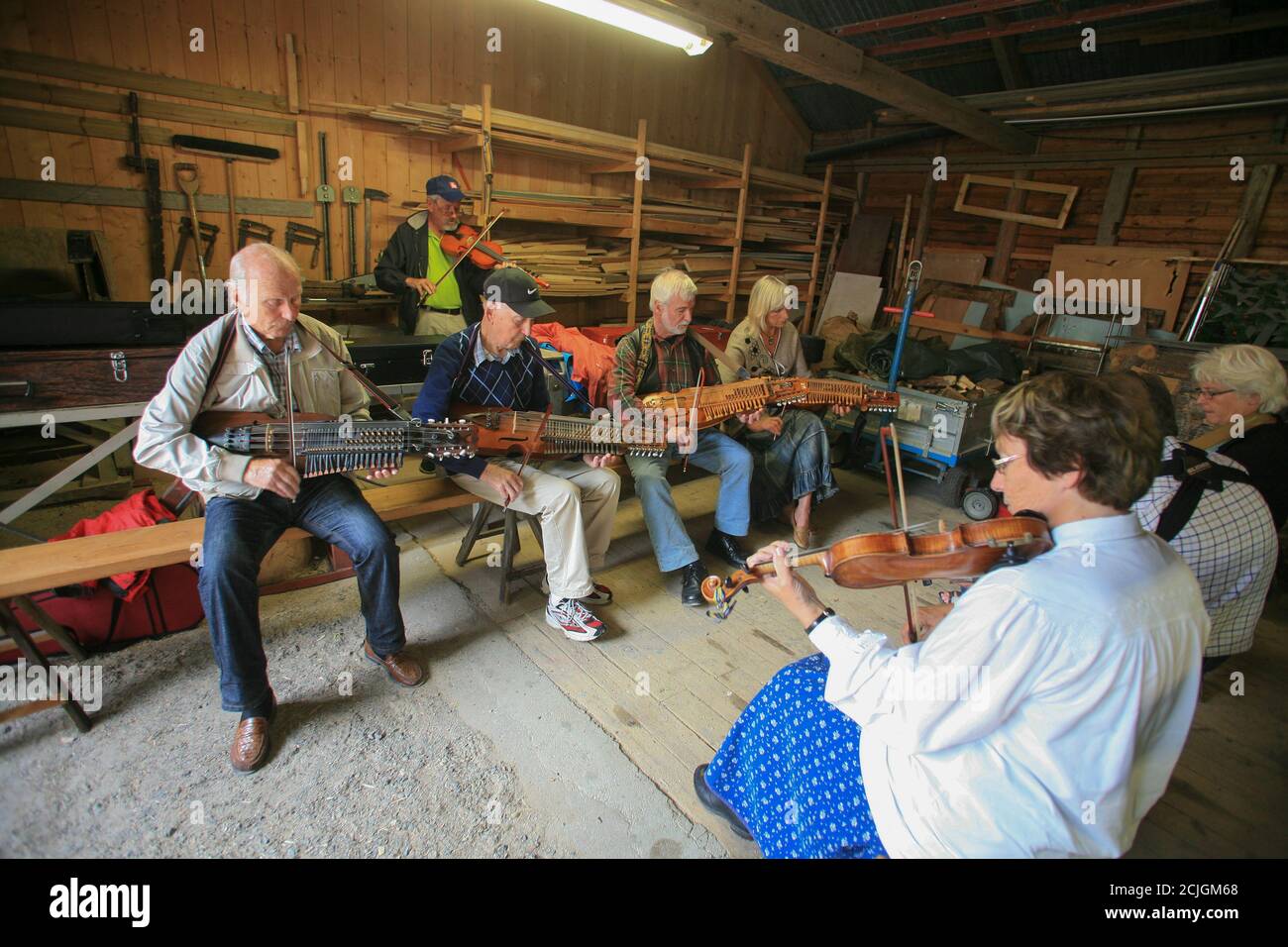 INDOOR FIDDLE CON CHIAVE che gioca il loro fiddle con amici musicista Foto Stock