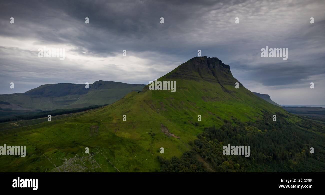 Immagine di un drone aereo di Benwiskin e Benbulbin nella contea di Sligo, Irlanda Foto Stock