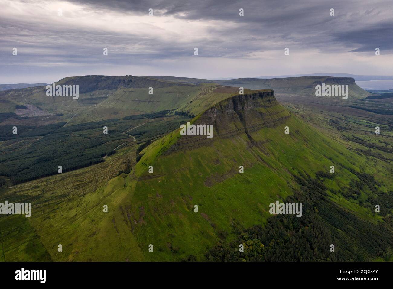 Immagine di un drone aereo di Benwiskin e Benbulbin nella contea di Sligo, Irlanda Foto Stock