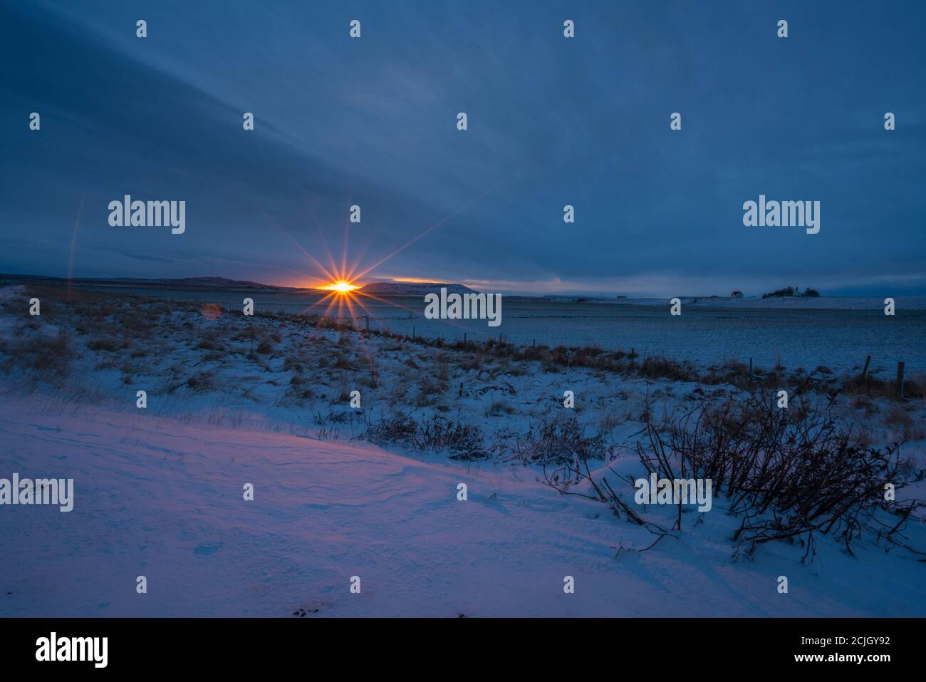 Road Side in Islanda Snowy nel mese di dicembre Foto Stock