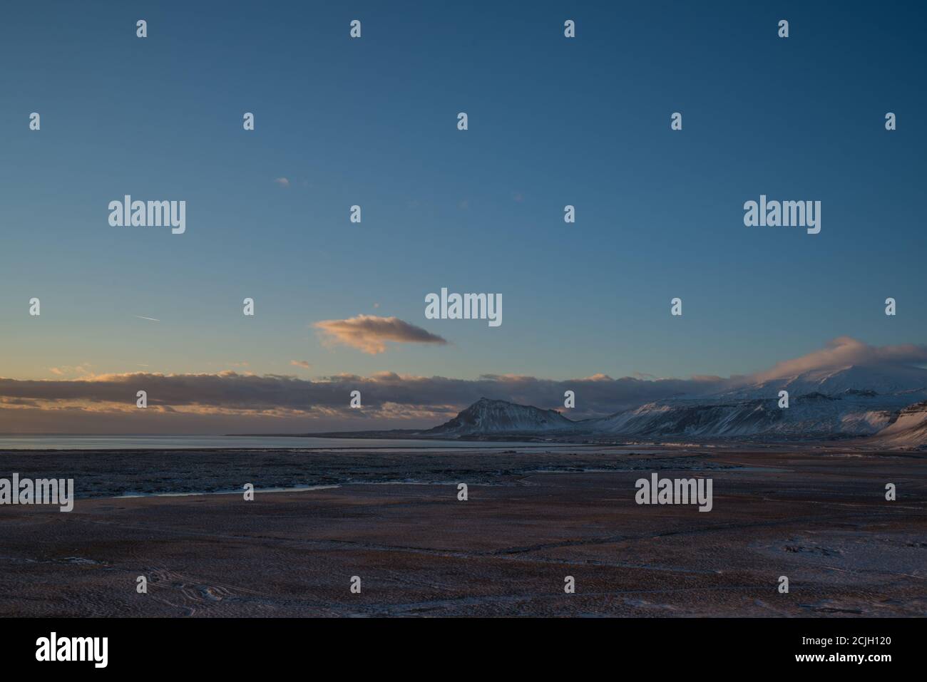 Vista mare con montagne nell'Islanda occidentale Foto Stock