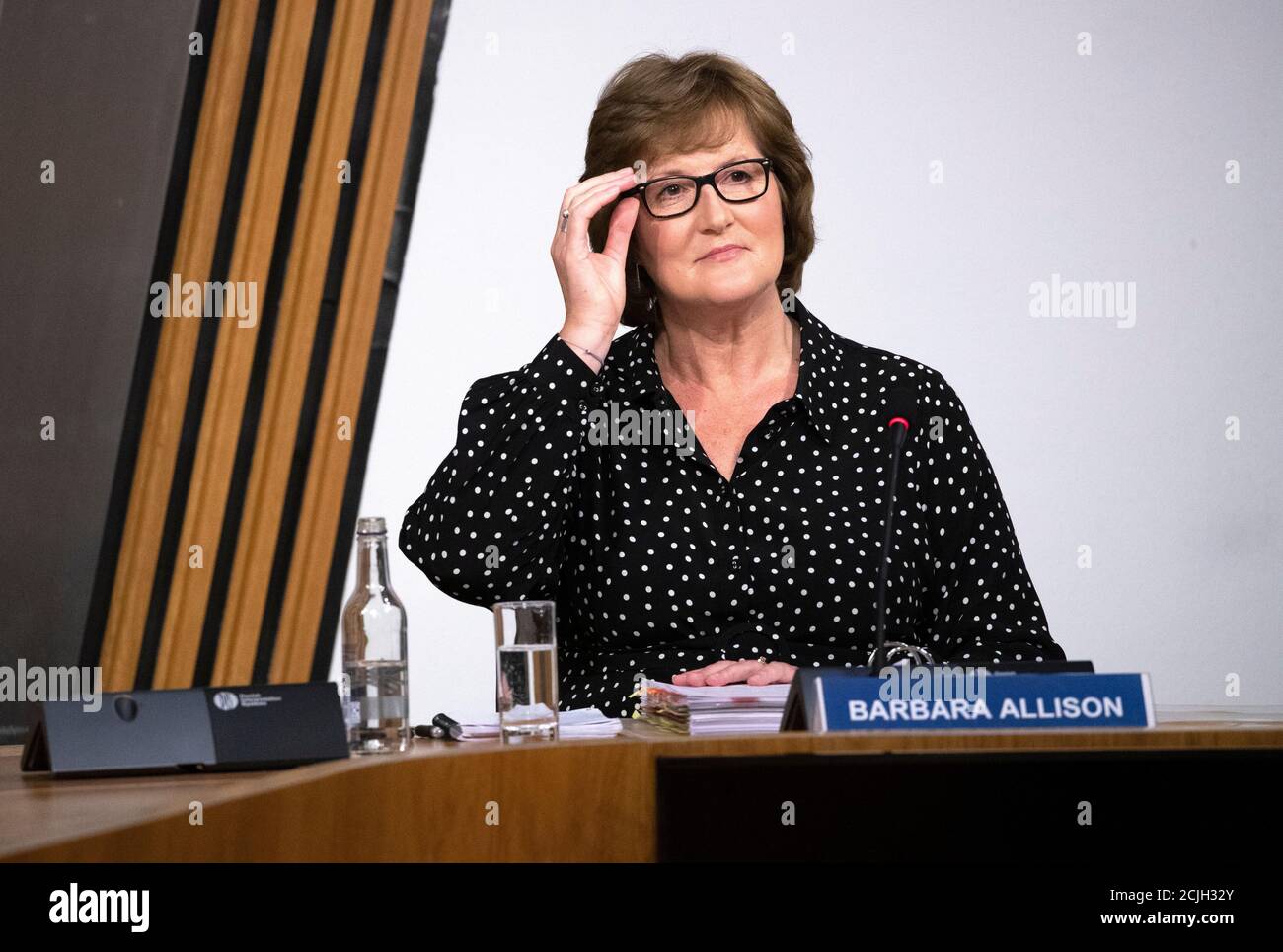 Barbara Allison, direttore delle comunicazioni, del supporto ministeriale e delle strutture del governo scozzese, fornisce prove a Holyrood a un comitato del Parlamento scozzese che esamina la gestione delle accuse di molestie nei confronti dell'ex primo ministro Alex Salmond a Edimburgo, Scozia. Foto Stock