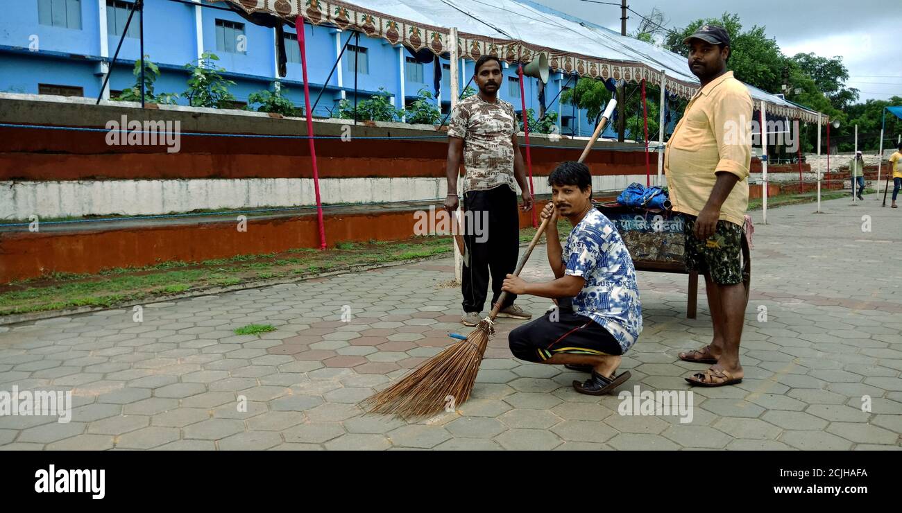 DISTRETTO KATNI, INDIA - 12 AGOSTO 2019: Sudore maschile del comune indiano pulizia strada per il programma di giorno di indipendenza al terreno di parata. Foto Stock