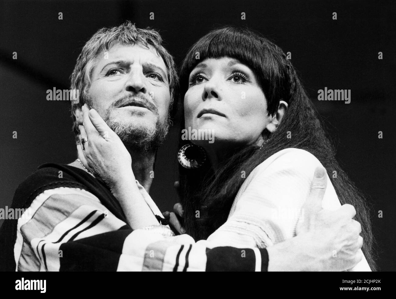 Denis Quilley (Antony), Diana Rigg (Cleopatra) in ANTONY E CLEOPATRA di Shakespeare al Chichester Festival Theatre, Inghilterra 13/05/1985 scenografia: Daphne osare costumi: Ann Curtis illuminazione: Bill Bray regista: Robin Phillips Foto Stock
