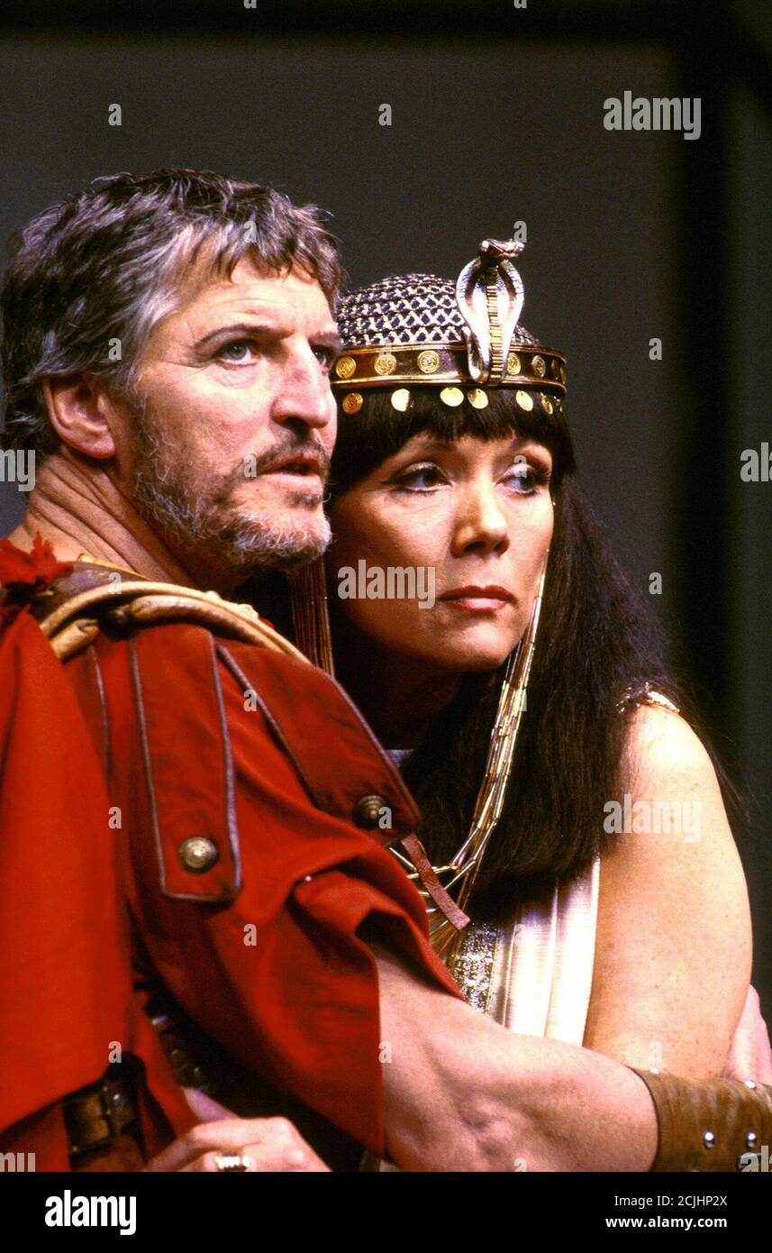 Denis Quilley (Antony), Diana Rigg (Cleopatra) in ANTONY E CLEOPATRA di Shakespeare al Chichester Festival Theatre, Inghilterra 13/05/1985 scenografia: Daphne osare costumi: Ann Curtis illuminazione: Bill Bray regista: Robin Phillips Foto Stock