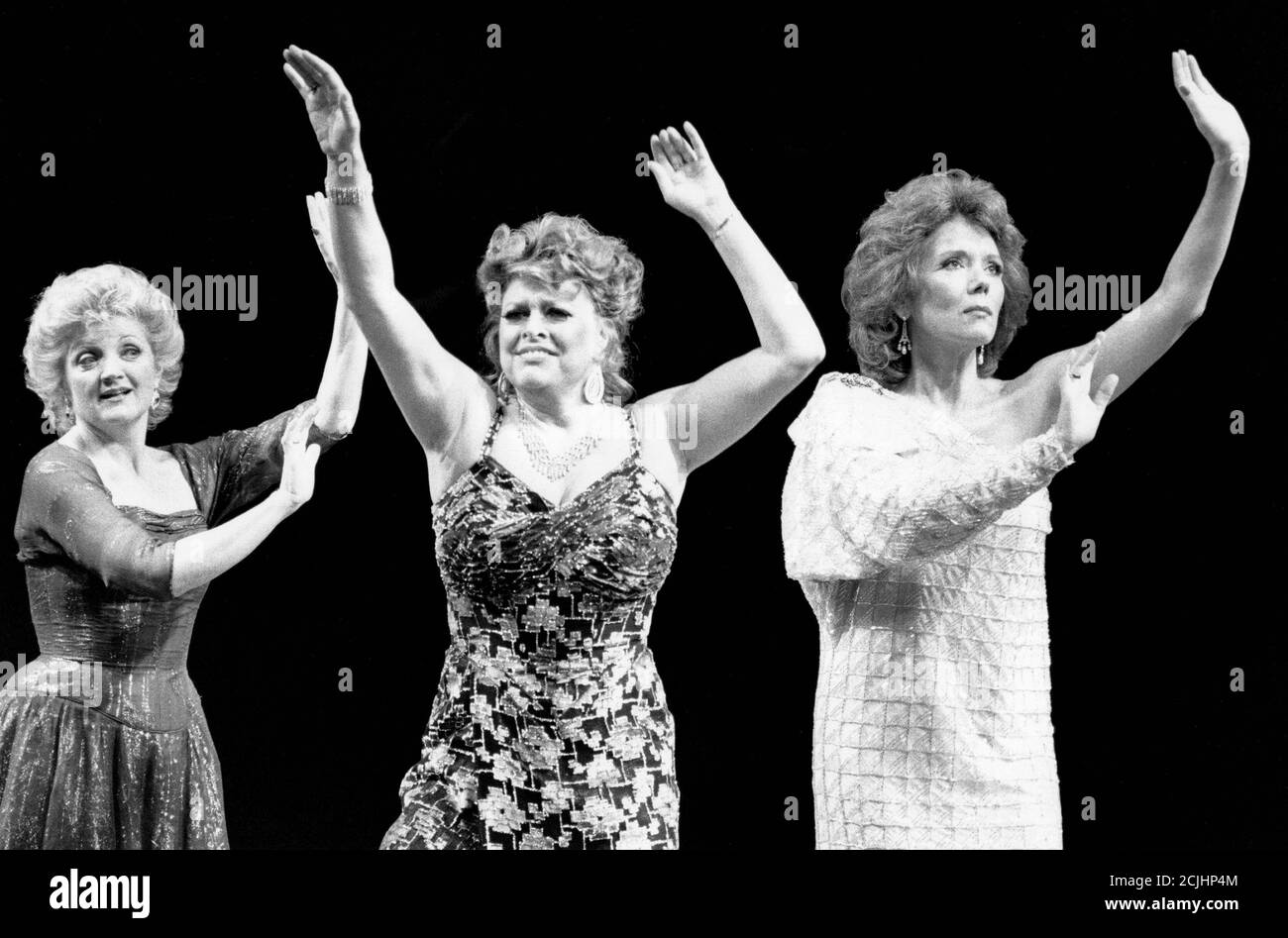 l-r: Julia McKenzie (Sally Plummer), Lynda Baron (Stella deems), Diana Rigg (Phyllis Stone) in FOLLIE al Teatro Shaftesbury, Londra WC2 21/07/1987 musiche e liriche L Stephen Sondheim libro: James Goldman design: Maria Bjornson coreografia: Bob Avian regista: Mike Ockrent Foto Stock