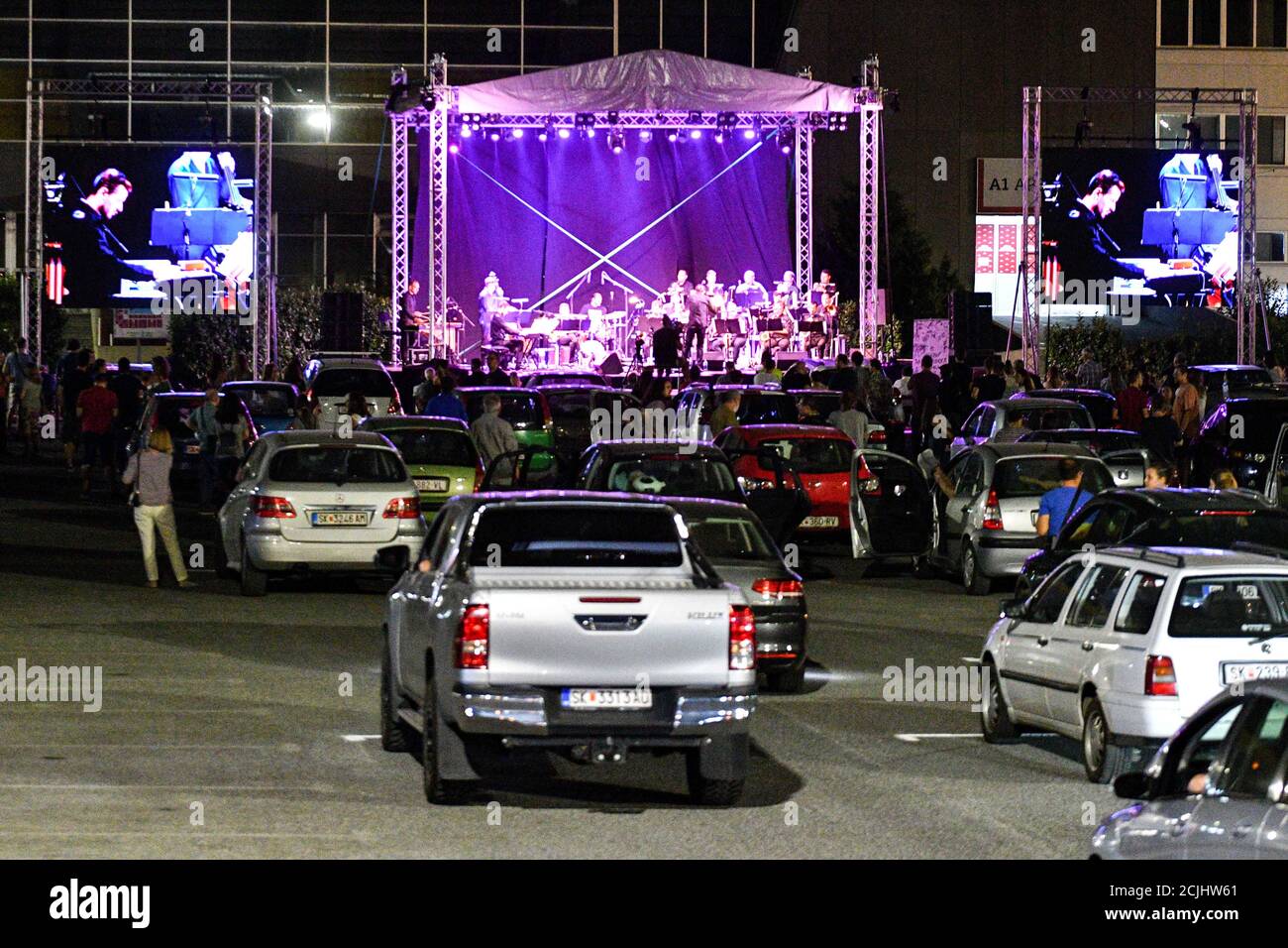 Skopje. 14 Settembre 2020. La gente partecipa a un concerto di musica jazz drive-in a Skopje, Macedonia del Nord, il 14 settembre 2020. La 43° edizione del festival Giornate della musica macedone organizzato dall'Associazione dei Compositori di Macedonia ha aperto lunedì. Credit: Tomislav Georgiev/Xinhua/Alamy Live News Foto Stock