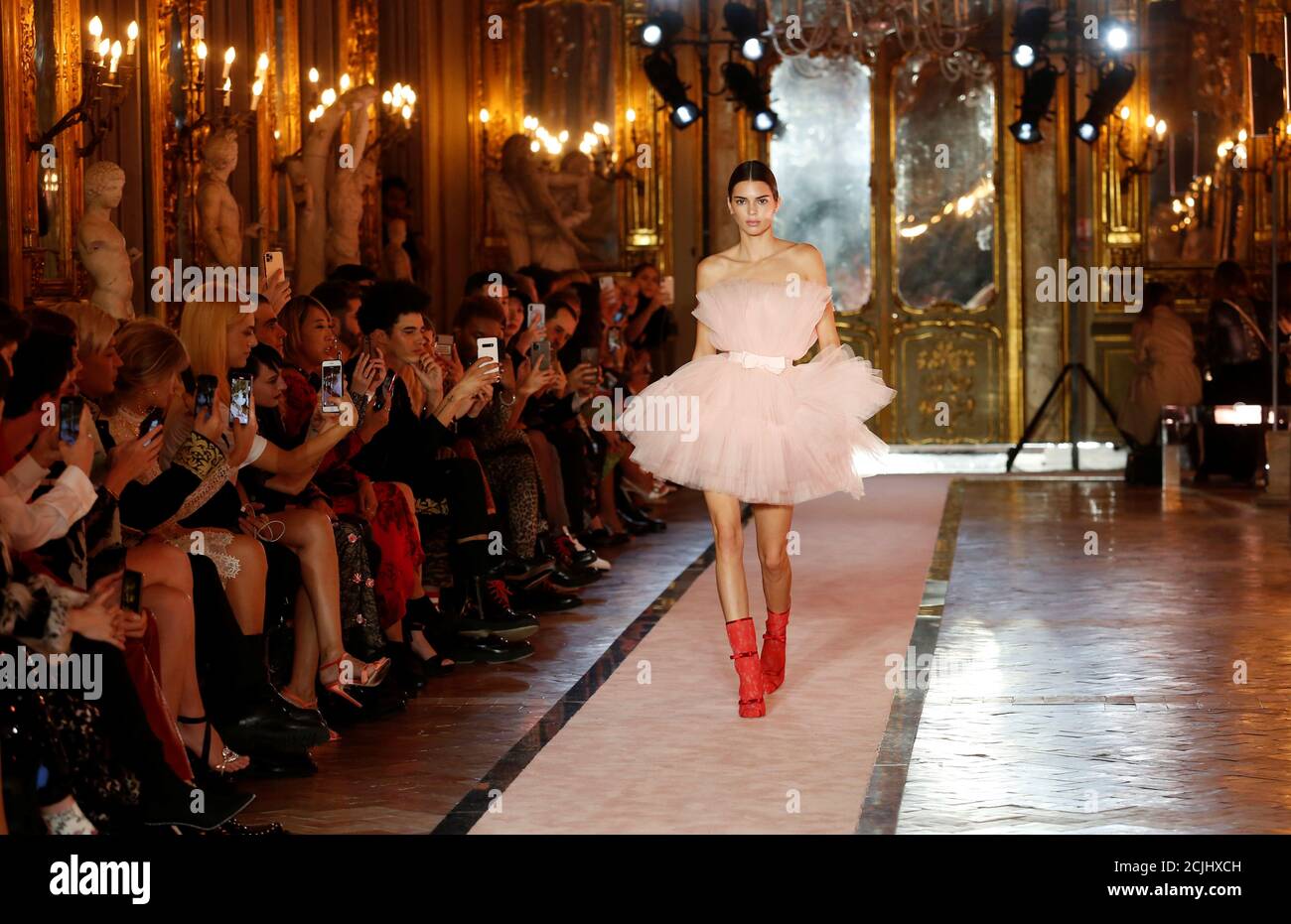Modello statunitense Kendall Jenner cammina sulla passerella indossando un  abito tulle rosa durante la sfilata di moda per presentare le creazioni  della designer Giambattista Valli e del gigante della moda rapida H\u0026M