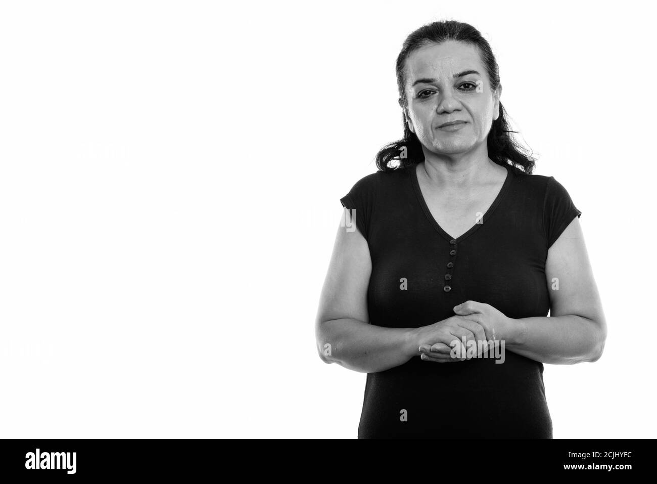 Studio shot di matura persiano di donna con le mani insieme Foto Stock