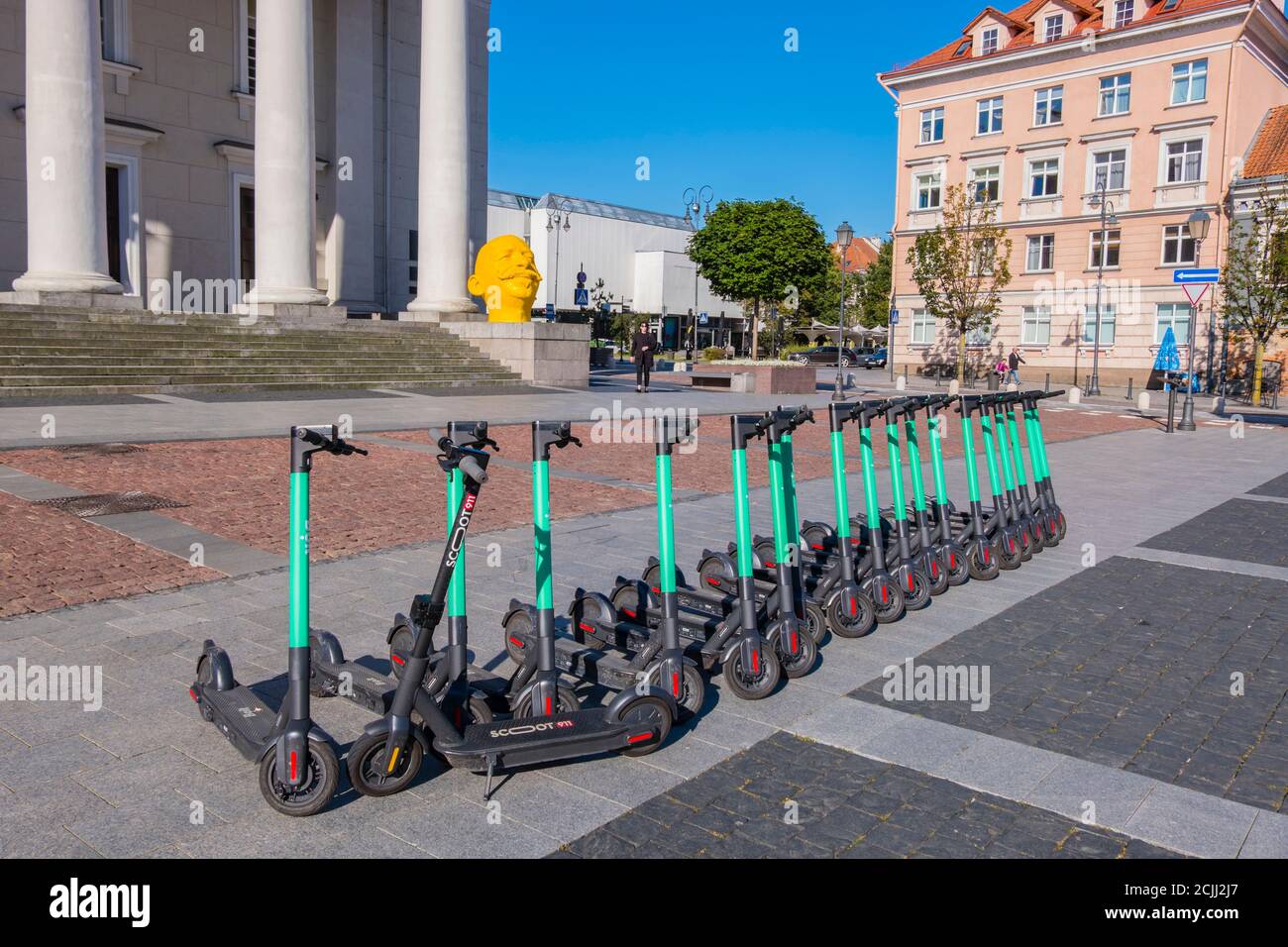 Scooters elettrici del calcio, Rotušės aikštė, città vecchia, Vilnius, Lituania Foto Stock