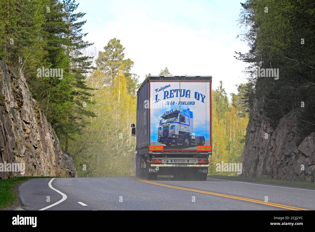 Salo, Finlandia - 3 maggio 2019: Pokemon personalizzato Scania R Truck di Kuljetus L. Retva Oy tira il rimorchio completo lungo l'autostrada in primavera, vista posteriore. Foto Stock