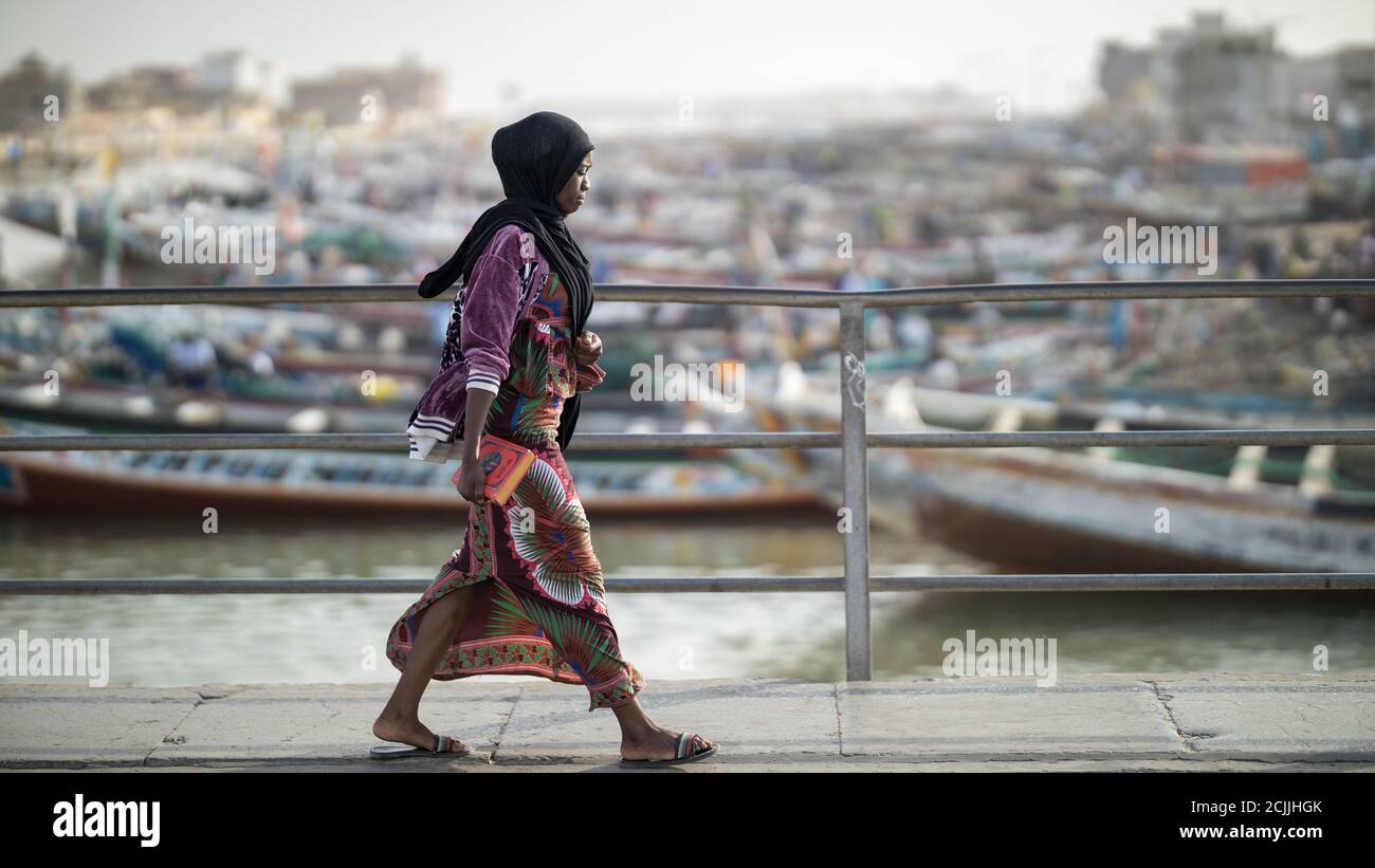 Passers-by sul ponte sul fiume Senegal, St Louis, Senegal Foto Stock