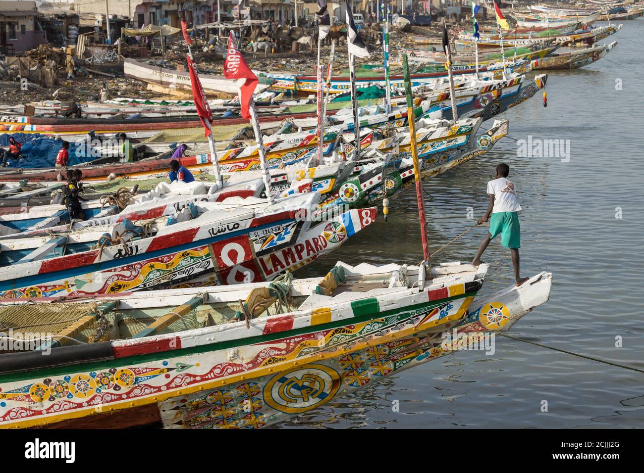 Barche e piroghe sul fiume Senegal a St Louis, Senegal Foto Stock