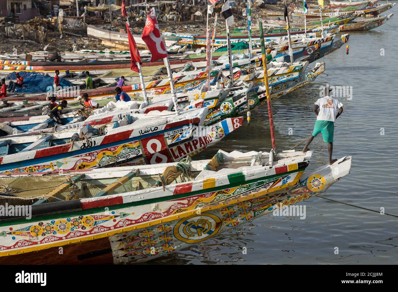 Barche e piroghe sul fiume Senegal a St Louis, Senegal Foto Stock