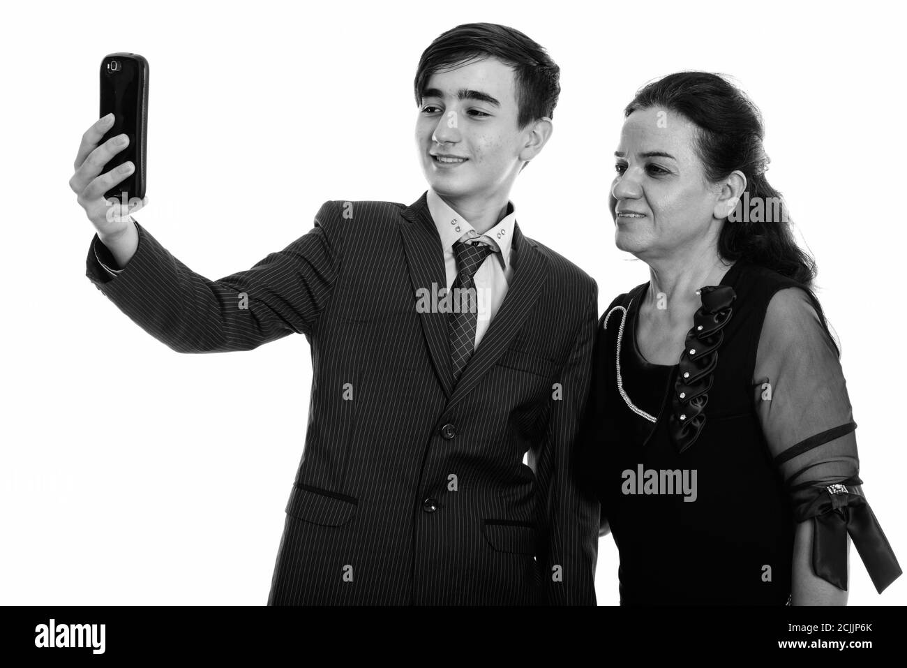 Felice giovane persiano adolescente uomo d'affari e matura donna persiana prendendo selfie insieme Foto Stock