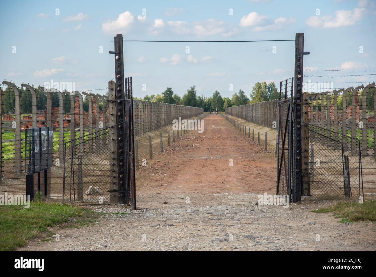 Auschwitz Birkenau, Polen. 25 Agosto 2020. Auschwitz, Polonia 25 agosto 2020: Campo di concentramento di Auschwitz-Birkenau - 25 agosto 2020 Weg, filo spinato, | utilizzo nel mondo Credit: dpa/Alamy Live News Foto Stock