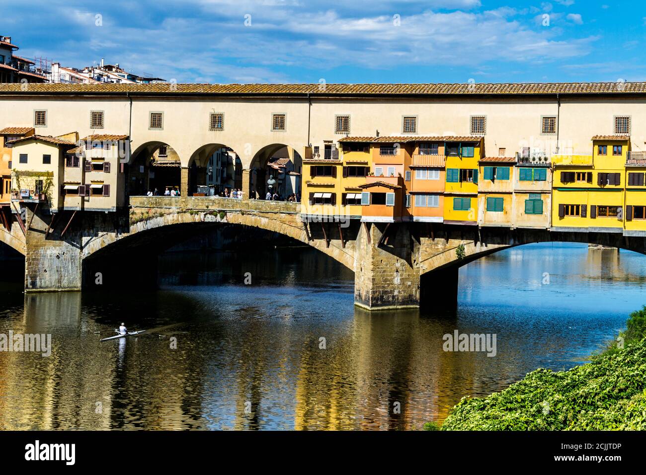 Ponte Vecchio in una giornata di sole Foto Stock