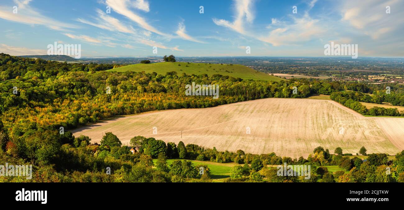 Vista panoramica su Aylesbury vale e Beacon Hill dalla Coombe Hill, Wendover. Paesaggio panoramico dell'Inghilterra Foto Stock