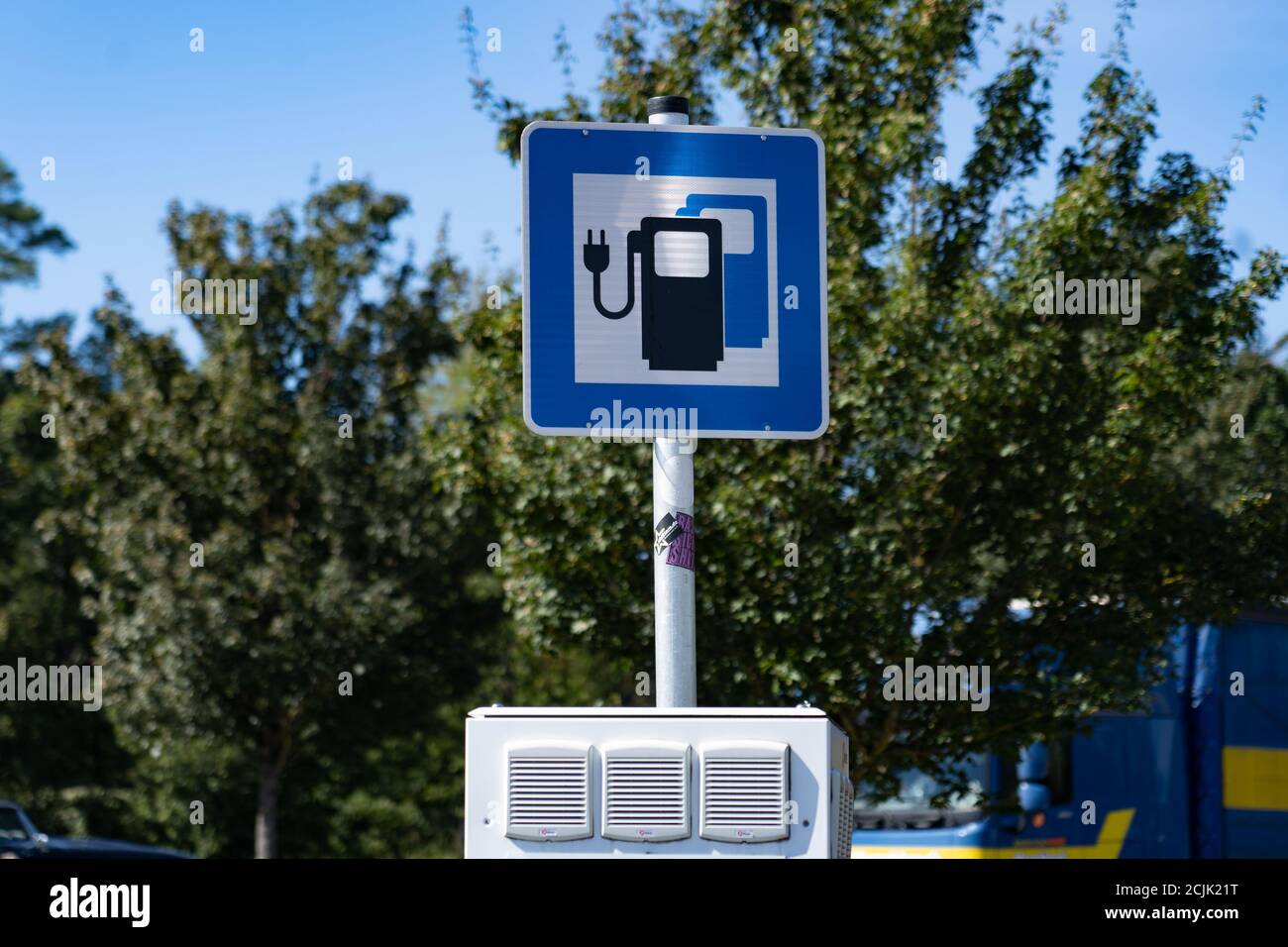 Germania. 8 settembre 2020. Germania 08 settembre 2020: Simboli - 2020 stazione di ricarica elettrica, immagine simbolo sull'autostrada, segnaletica stradale, simbolo/simbolo/foto/caratteristica/dettaglio/| utilizzo in tutto il mondo Credit: dpa/Alamy Live News Foto Stock