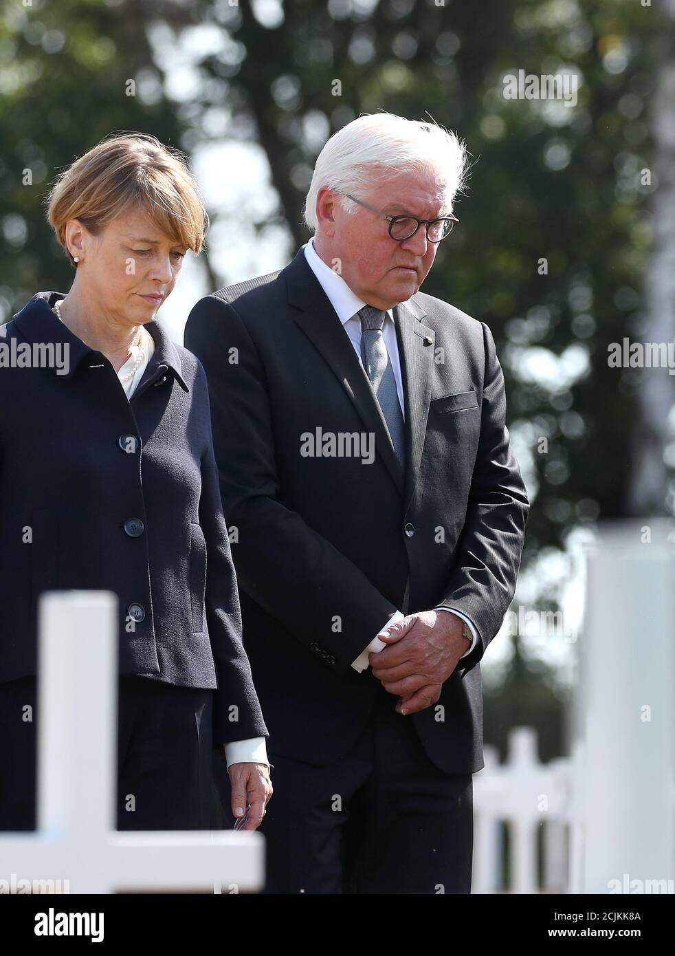 Gardelegen, Germania. 15 settembre 2020. Il presidente federale Frank-Walter Steinmeier e sua moglie Elke Büdenbender stanno in silenziosa commemorazione presso il Cimitero militare d'onore nel Memoriale del fienile di campo di Isenschnibe a Gardelegen. Il centro di documentazione di nuova costruzione è aperto presso il memoriale Feldscheune Isenschnibe Gardelegen. Credit: Ronny Hartmann/dpa-Zentralbild/dpa/Alamy Live News Foto Stock