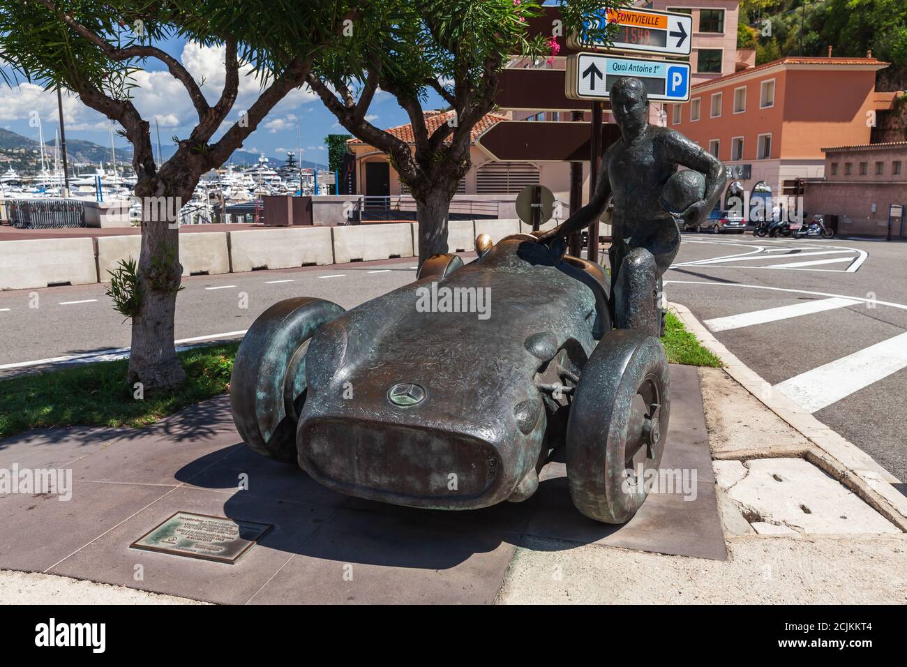 Monte Carlo, Monaco - 15 agosto 2018: Memoriale Juan Manuel Fangio al circuito del Gran Premio di Monaco. La statua raffigura il 5 volte Worl di Formula uno Foto Stock