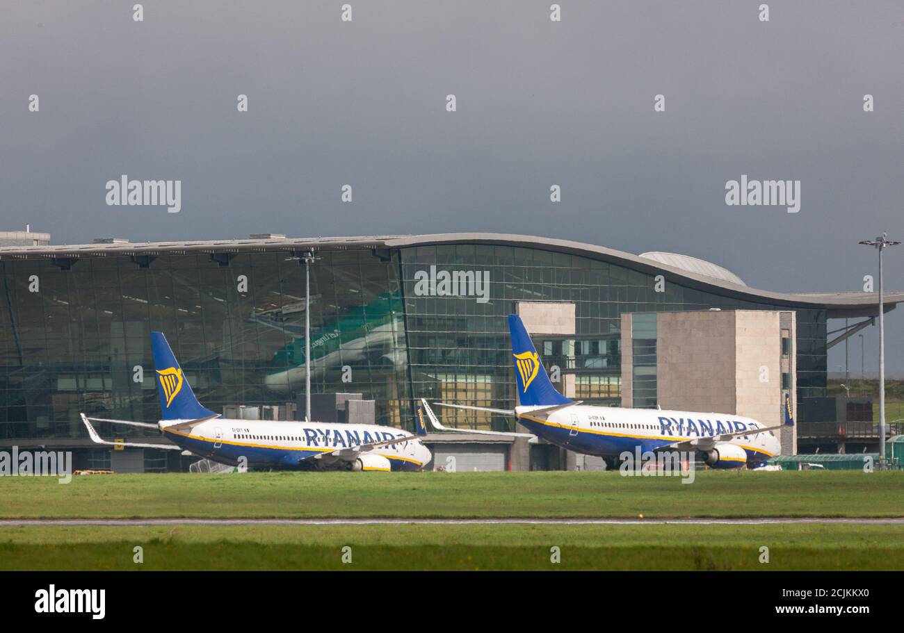 Cork City, Cork, Irlanda. 15 settembre 2020. Due Ryanair Boeing 737 all'aeroporto di Cork. Con le attuali restrizioni sui problemi di viaggio che l'aeroporto si trova ad affrontare la settimana scorsa, dopo che Ryanair ha avvertito che avrebbe tirato i suoi servizi da Cork per l'inverno, se il governo non rilassasse le regole di quarantena per coloro che viaggiano dentro e fuori dallo Stato. -Credit; David Creedon / Alamy Live News Foto Stock