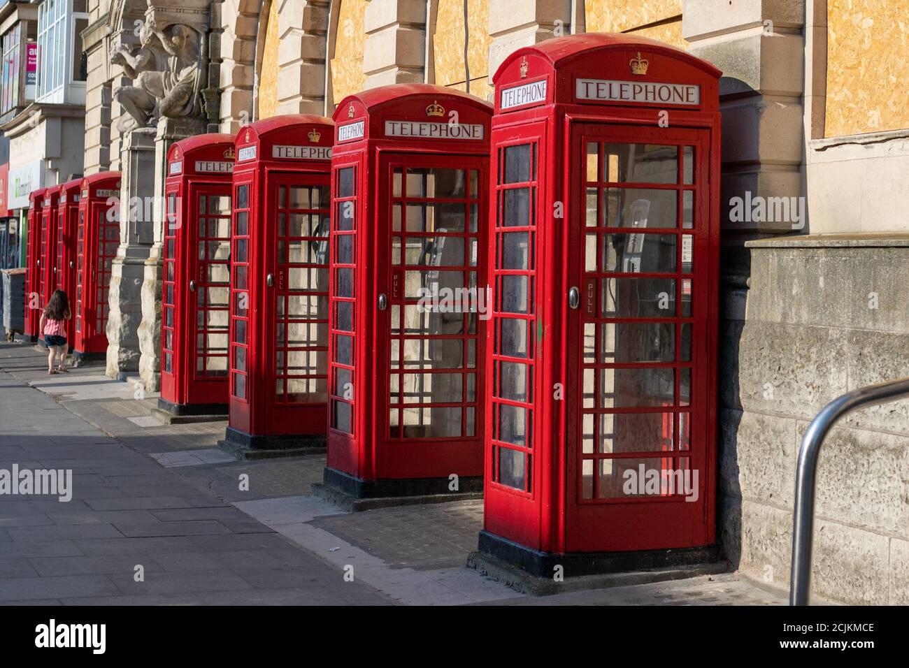Vecchie cabine telefoniche rosse lungo il marciapiede a Blackpool, Regno Unito. Foto Stock