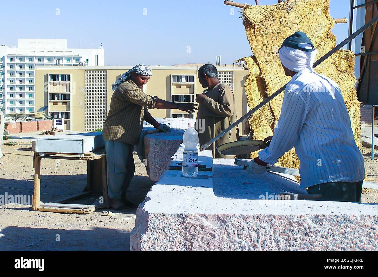Tagliapietre di granito ad Assuan, preparando un 'simposio internazionale'. Immagine seriale n. 3 Foto Stock