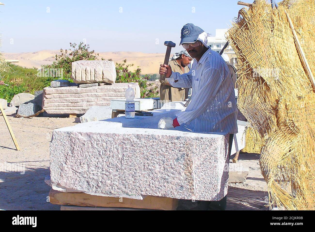Tagliapietre di granito ad Assuan, preparando un 'simposio internazionale'. Immagine seriale n. 1 Foto Stock