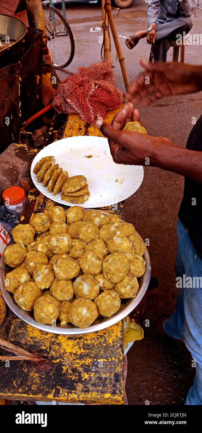 DISTRETTO KATNI, INDIA - 19 SETTEMBRE 2019: Produttore asiatico di cibo di strada che fa vada di patate chiamato Aloo wonda a mano. Foto Stock