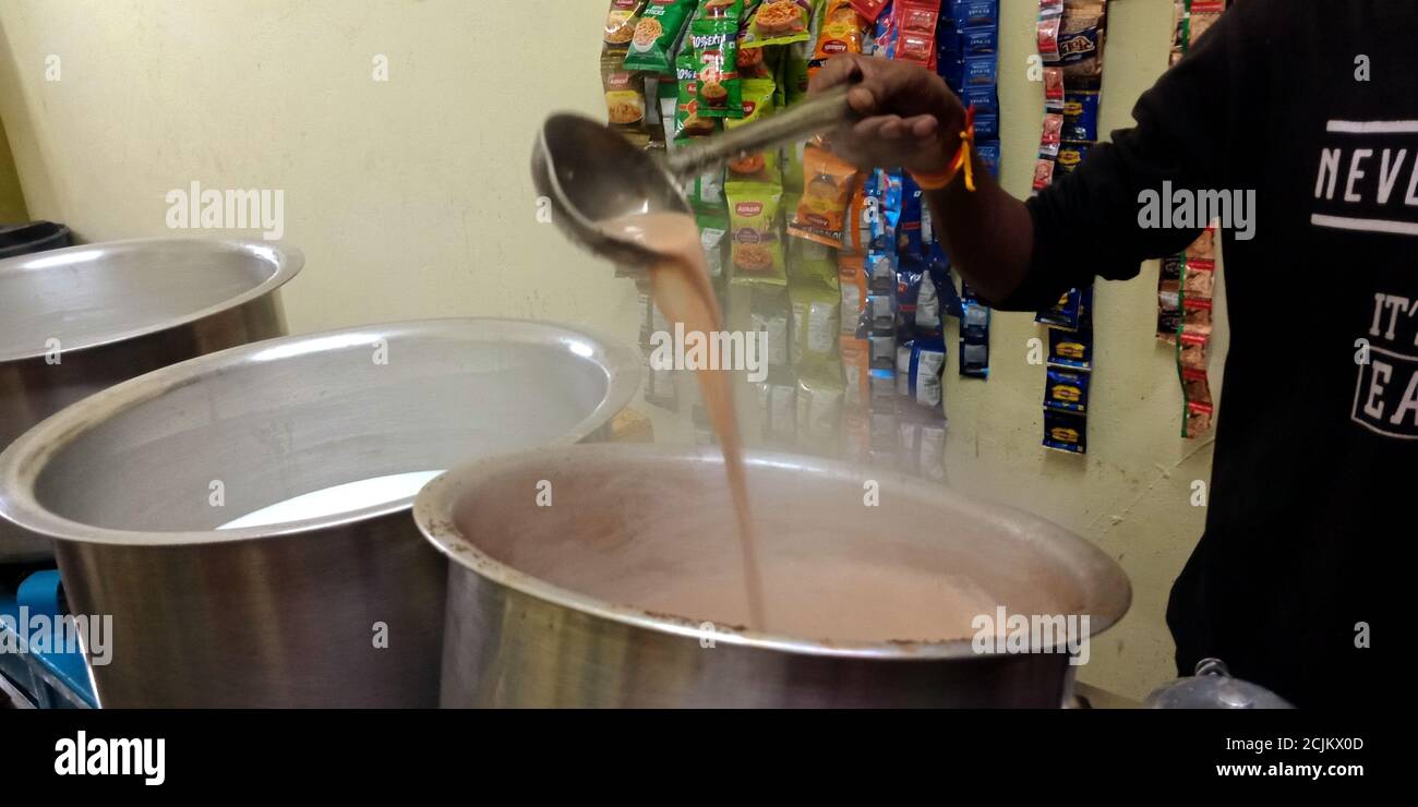 DISTRETTO KATNI, INDIA - 05 OTTOBRE 2019: La preparazione del tè sul cibo locale stalla da ragazzo asiatico. Foto Stock
