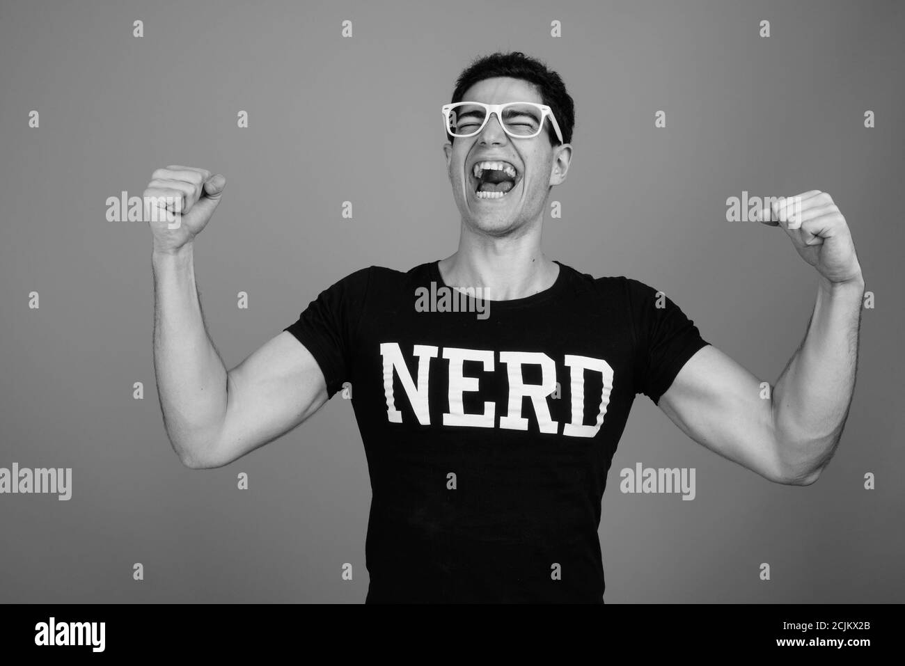 Ritratto di felice giovane uomo nero persiano che ottiene buone notizie Foto Stock