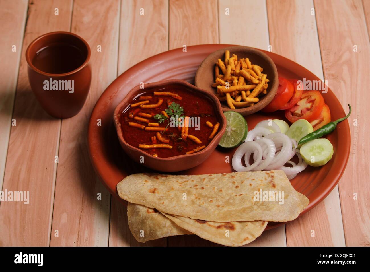Dhaba Style Sev bhaji/sabzi/curry fatto con curry di pomodoro con shev gathiya, servito con chapati/roti. Foto Stock