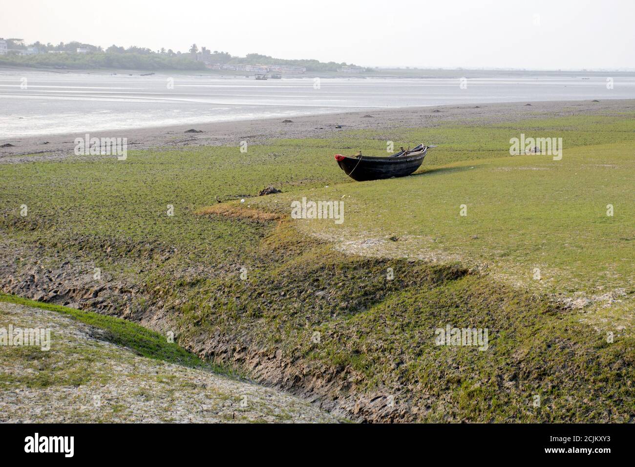 barca solitaria sulla riva del fiume marla che inscatola il bengala occidentale india Foto Stock