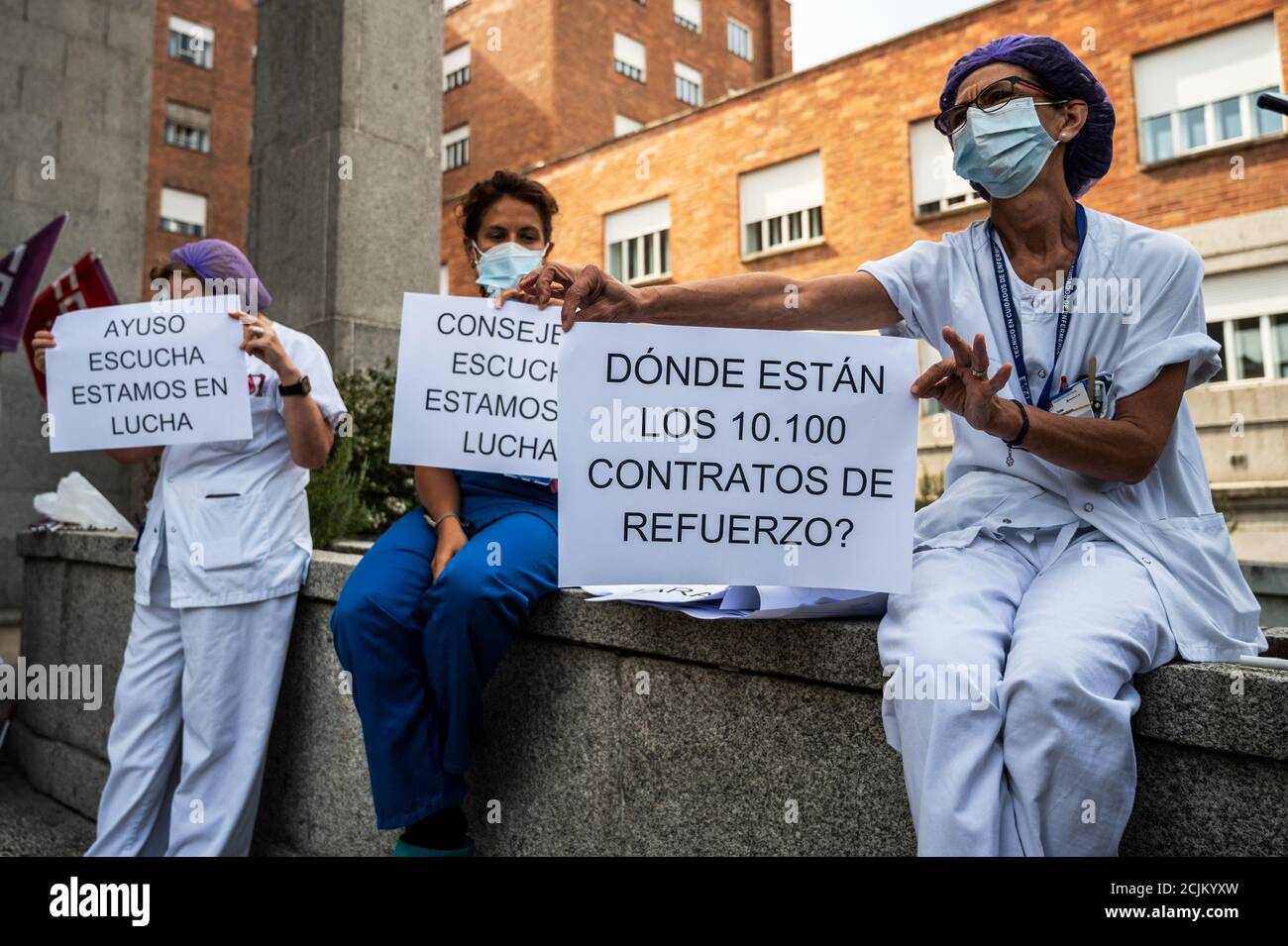 Madrid, Spagna. 15 settembre 2020. Operatori sanitari che protestano presso l'Ospedale clinico San Carlos contro la gestione del presidente della Comunità di Madrid Isabel Diaz Ayuso della crisi del coronavirus, denunciando la necessità di più personale e risorse nel sistema sanitario pubblico. Simili proteste sono state effettuate in tutti i centri sanitari di Madrid annunciando uno sciopero da parte degli operatori sanitari se non si raggiunge un accordo. Credit: Marcos del Mazo/Alamy Live News Foto Stock