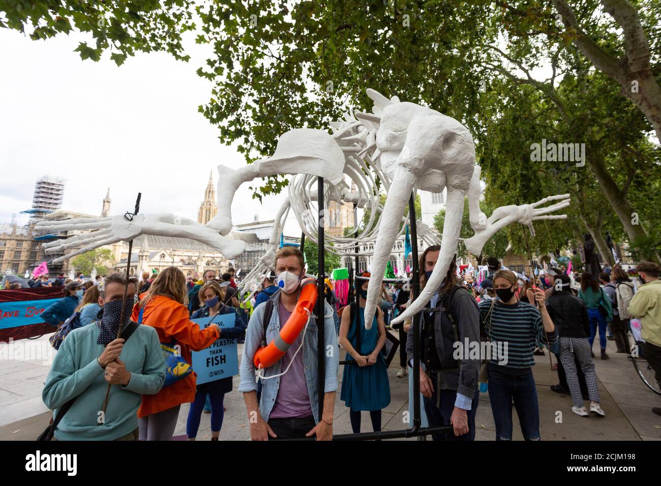 Manifestanti che trasportano il galleggiante dello scheletro, 'Marine Extinction March', Extinction Rebellion dimostration, Londra, 6 settembre 2020 Foto Stock