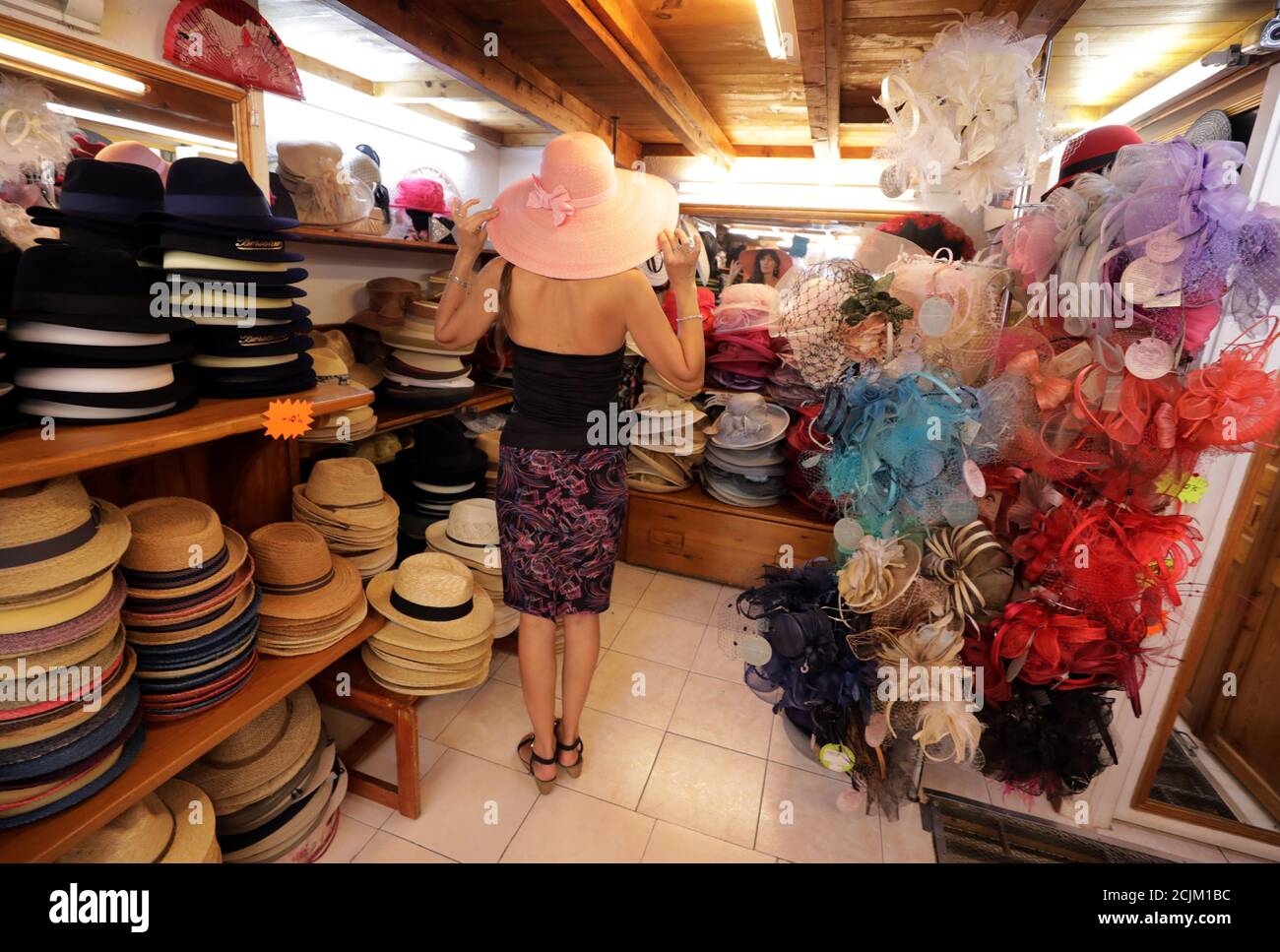 Una donna prova un cappello nel negozio di cappelli 'la Chapellerie' a  Nizza, Francia, 20 settembre 2018. REUTERS/Eric Gaillard Foto stock - Alamy