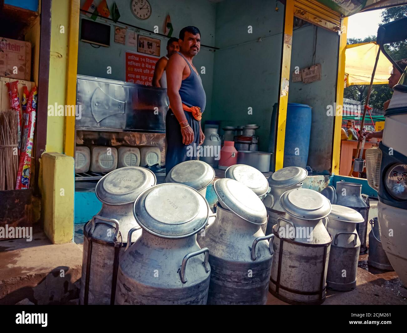 DISTRETTO KATNI, INDIA - 06 OTTOBRE 2019: Contenitore del latte conservato al negozio di latte sul lato della strada. Foto Stock