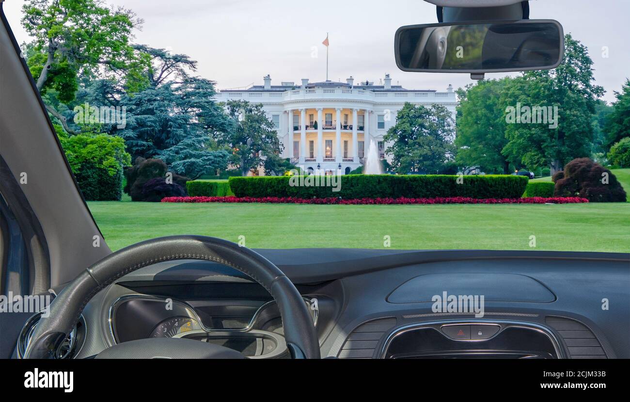 Guardando attraverso il parabrezza di un'auto con vista sulla Casa Bianca, Washington DC, USA Foto Stock