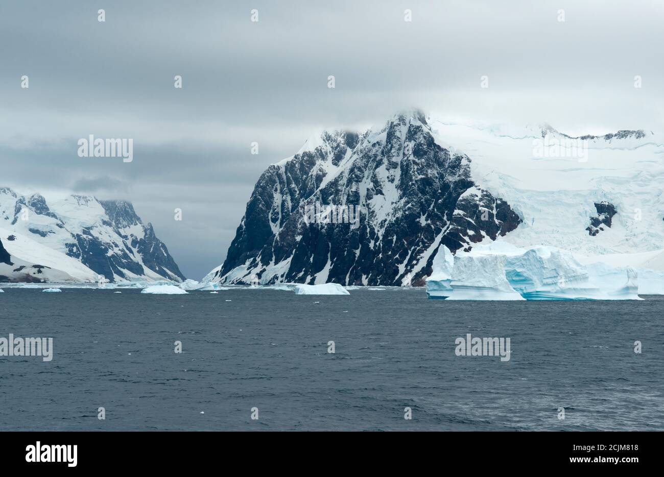 Blocchi di ghiaccio galleggianti all'ingresso del canale Lamaire In Antartide Foto Stock