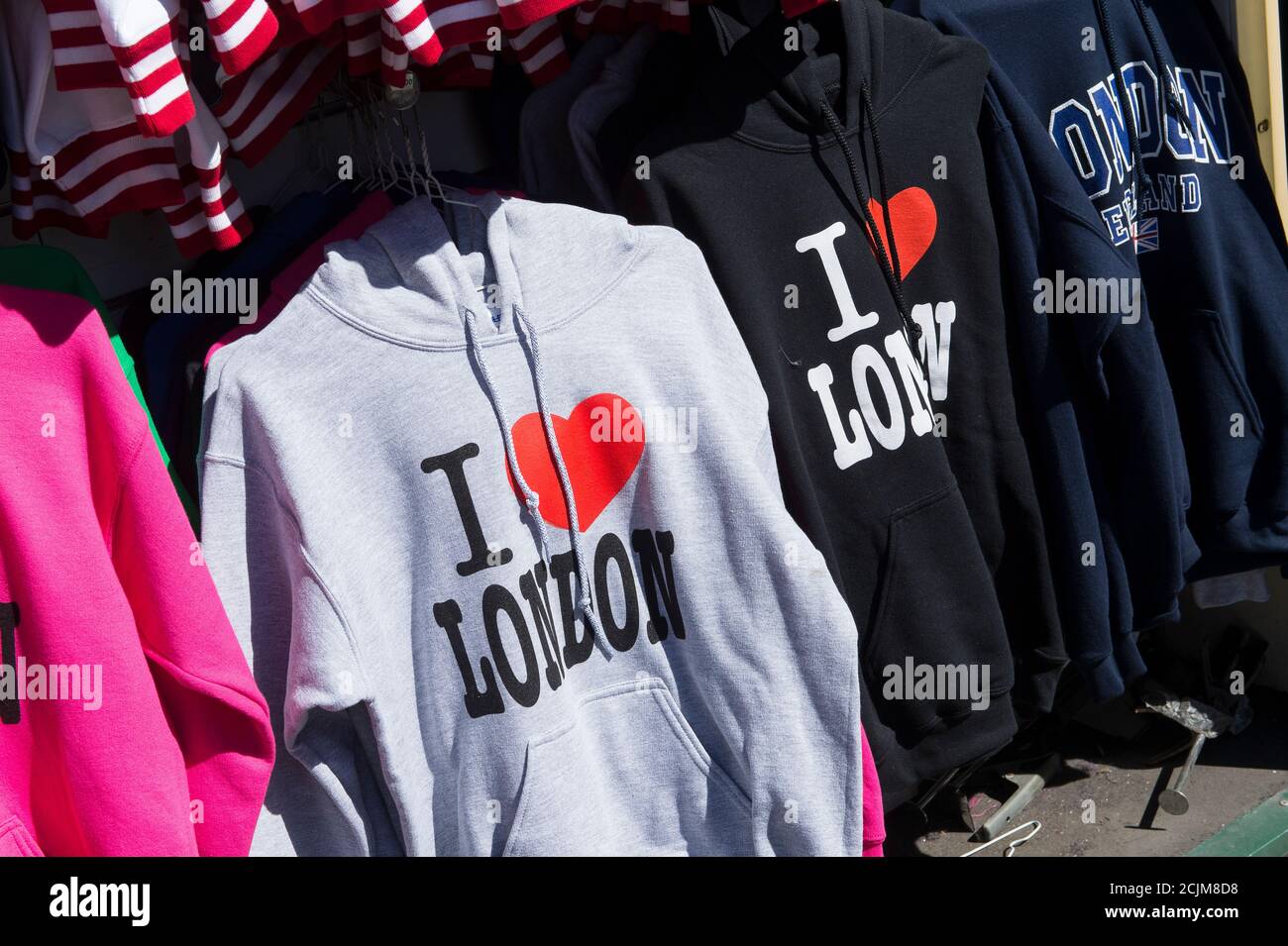 Abbigliamento in vendita su un negozio di souvenir a Londra, Inghilterra. Foto Stock