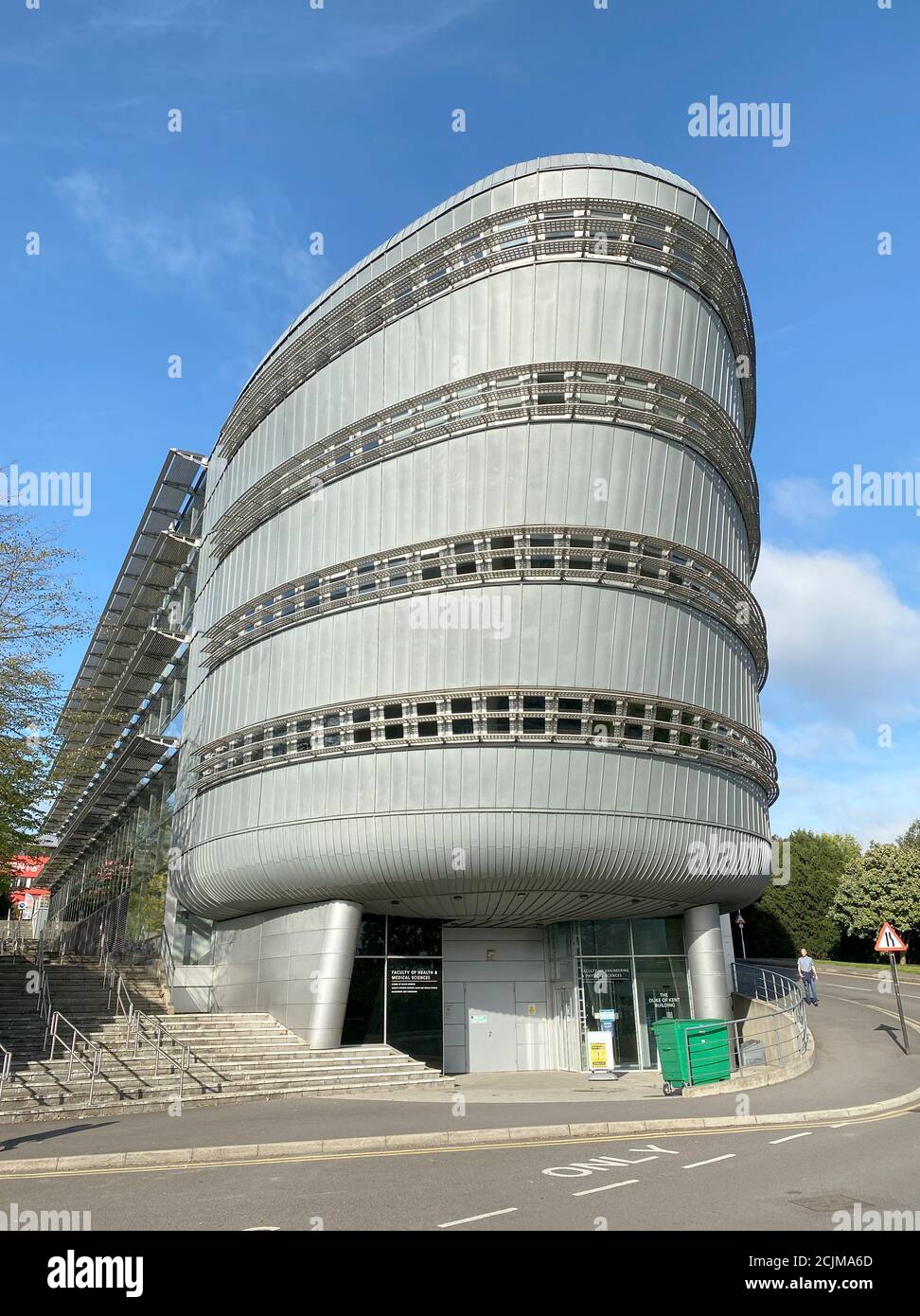 L'Università di Surrey a Guildford, Surrey, Inghilterra. Edificio dell'Istituto europeo di Sanità e Scienze Mediche progettato dagli Architetti, Nicholas Gr Foto Stock